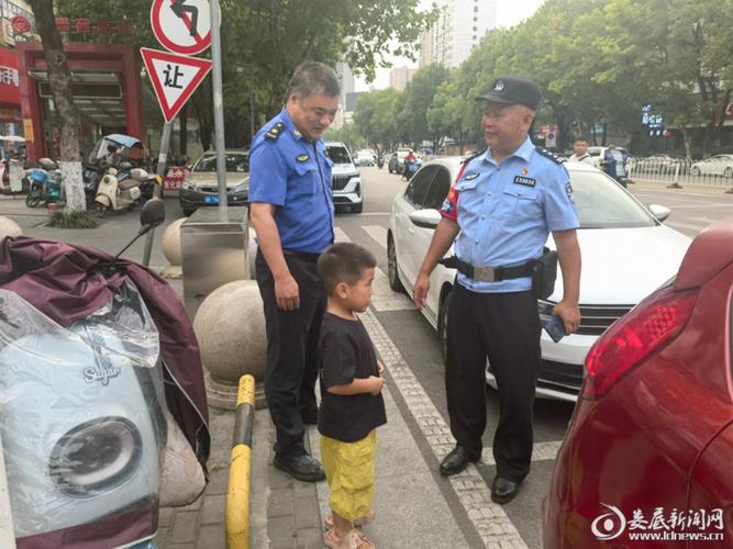 小区保安亭门口等候的走失小男孩