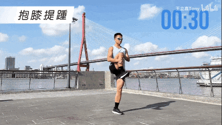 跑者进行动态腿部摆动热身示意图