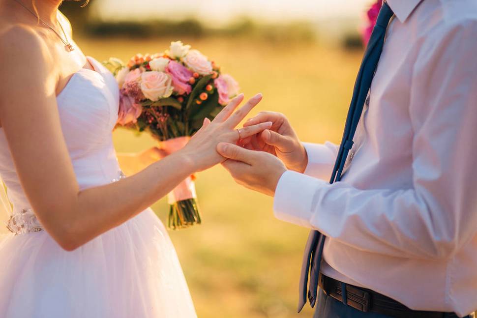 母亲和儿子婚礼牵手动情对视特写