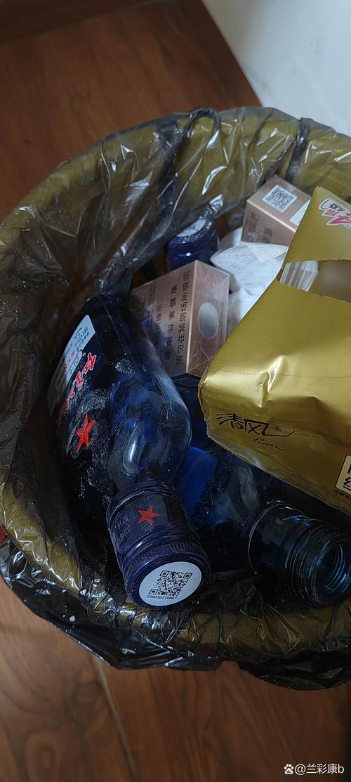 长沙解放西路凌晨空酒瓶扫帚
