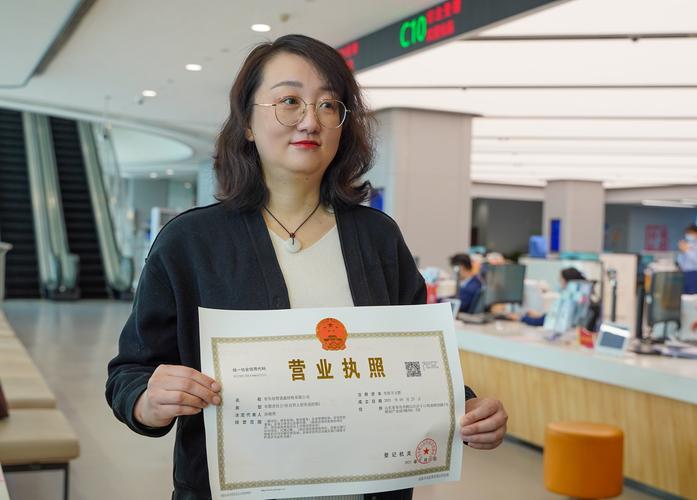 外卖骑手手持个体工商户营业执照照片