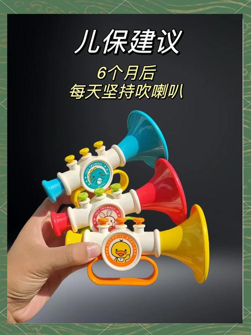 小学生对着玩具小喇叭复述阅读内容的家庭场景