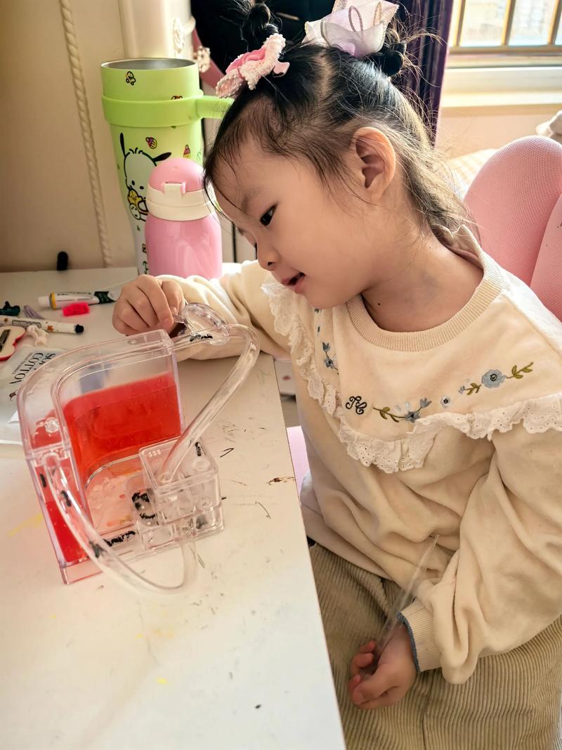 孩子观察蚂蚁专注自然探索