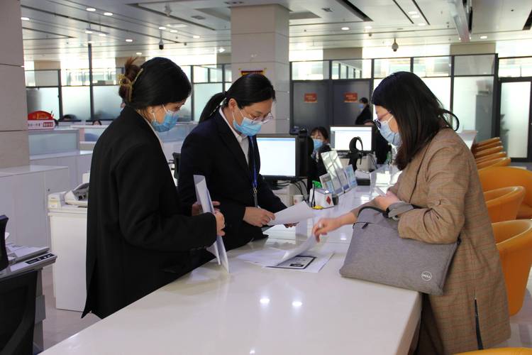 社保大厅窗口递交生育津贴报销材料场景