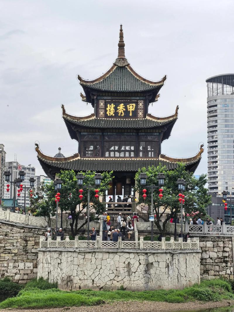 四、甲秀楼/南明河沿岸:酸汤鱼别去“网红景观店”
