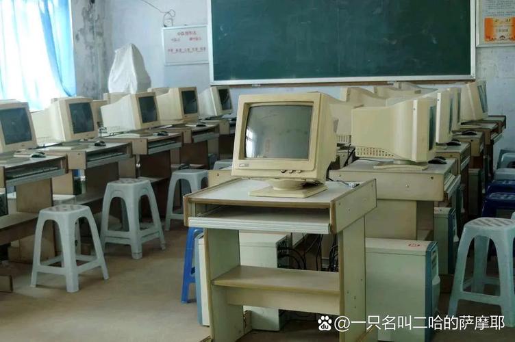 小学教室讲台旧台式计算机
