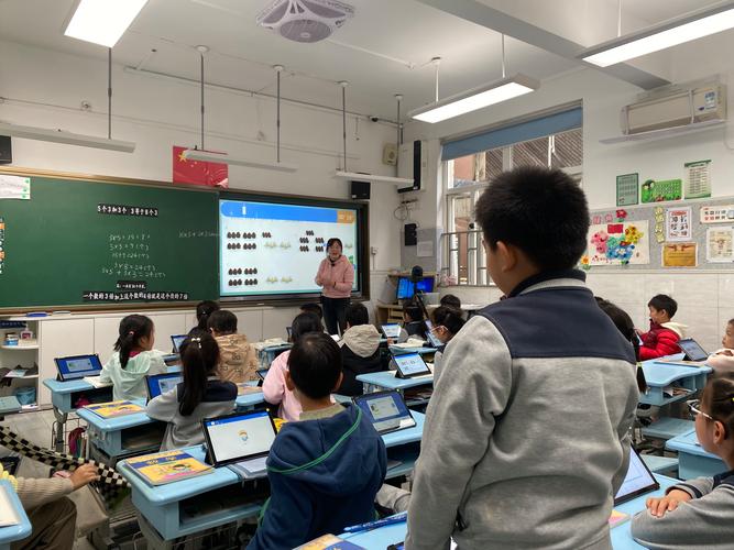 小学教师使用电子白板进行互动数学教学场景