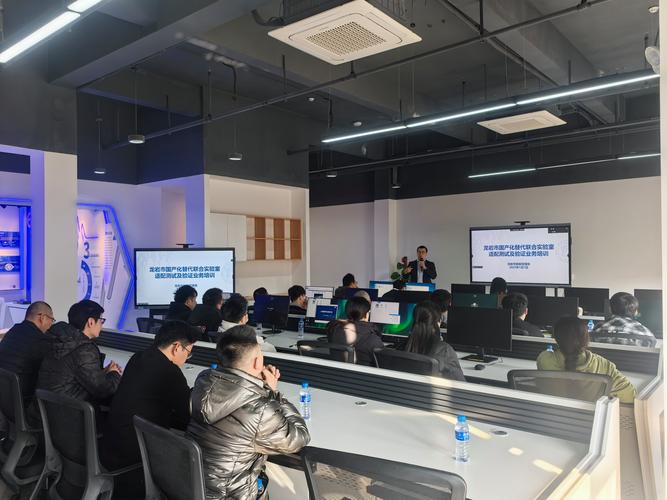 产品经理在公司会议中讲解用户需求场景