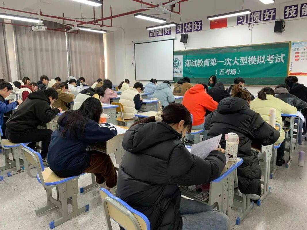 学生考场通览全卷做题场景