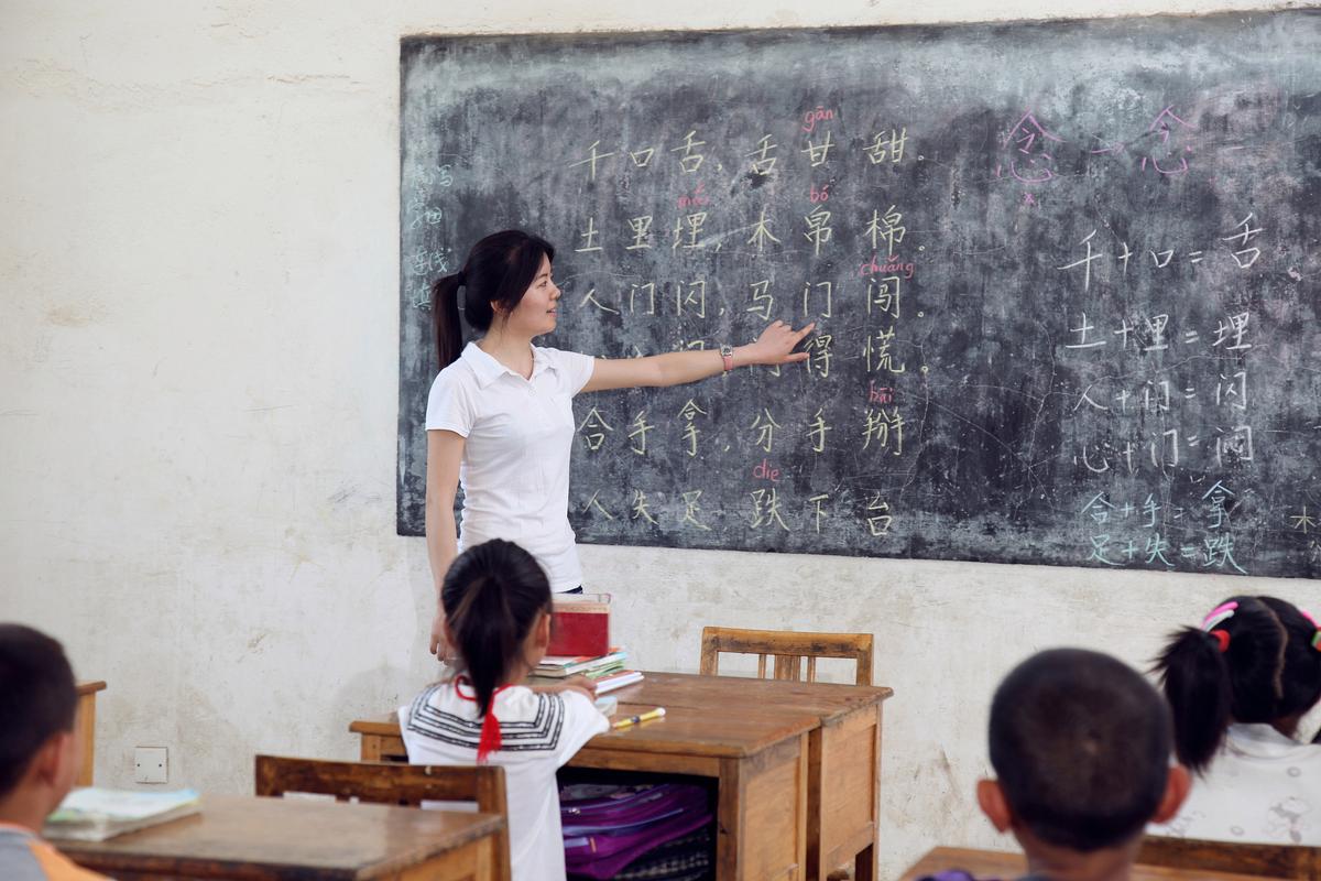 乡村小学破旧教室轮岗教师粉笔板书特写