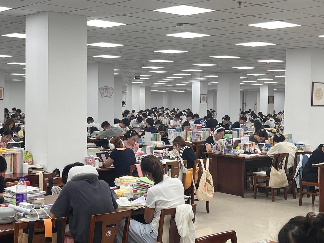 大学图书馆靠窗备考座位实拍