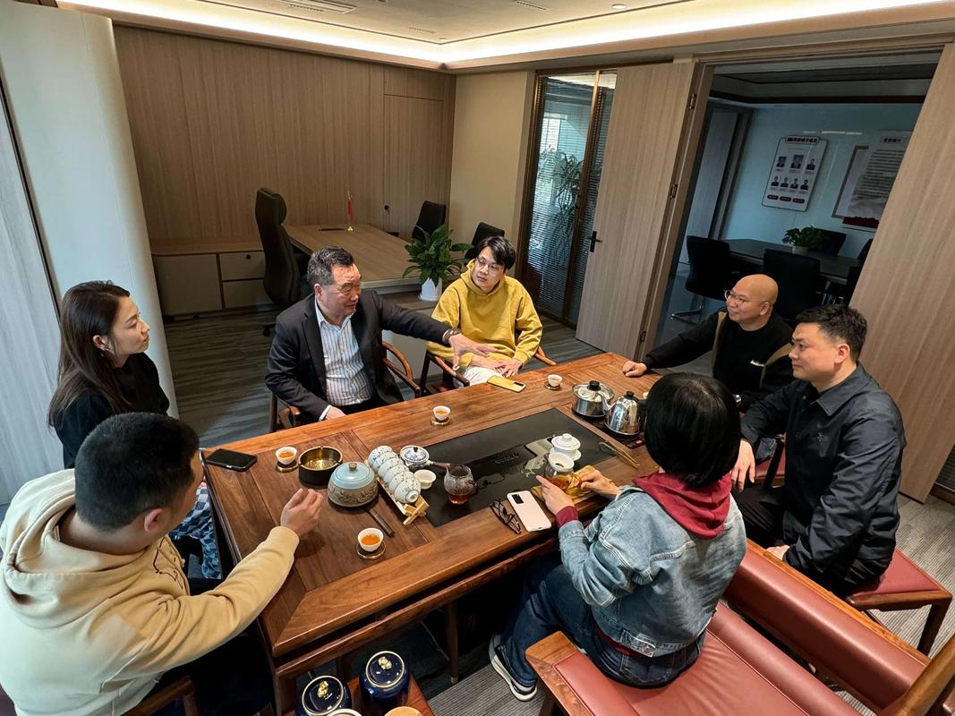 工业人士周末早餐会茶馆讨论场景