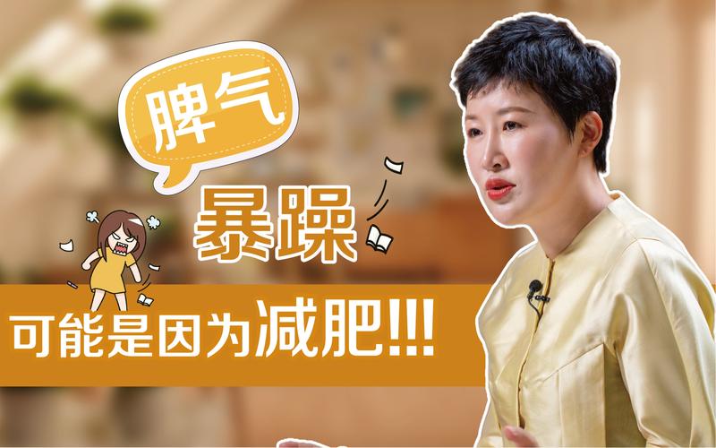 减肥期情绪暴躁的女生盯着空碗生无可恋