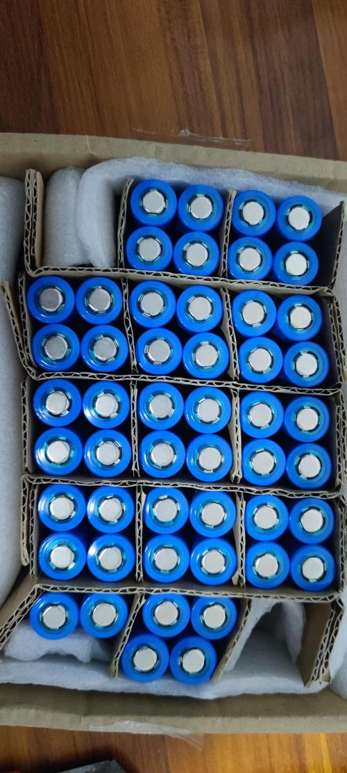 钠离子电池层状氧化物正极吸水后变色样品图