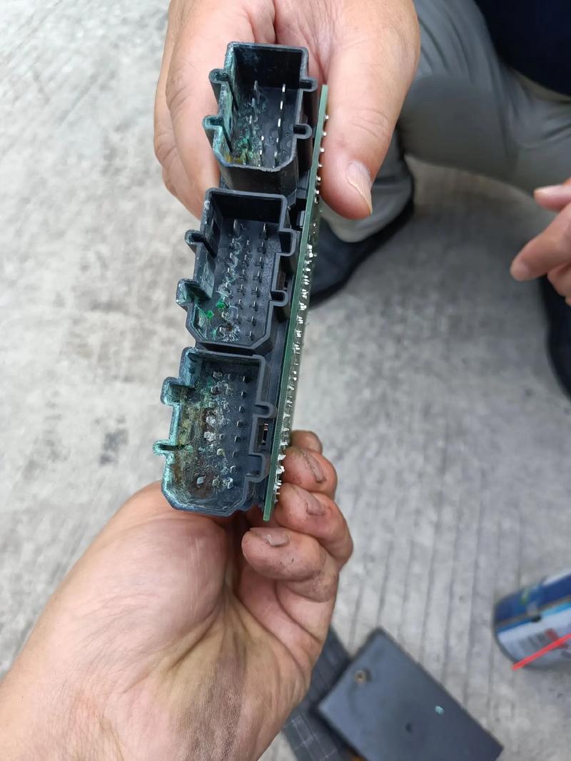 汽车主驾脚坑车身控制模块针脚清理实拍