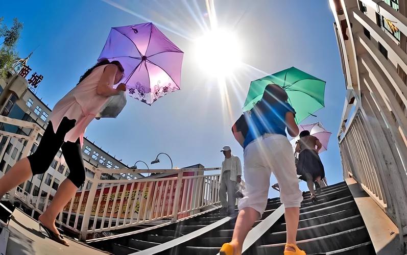 夏季户外高温下出行行人实拍