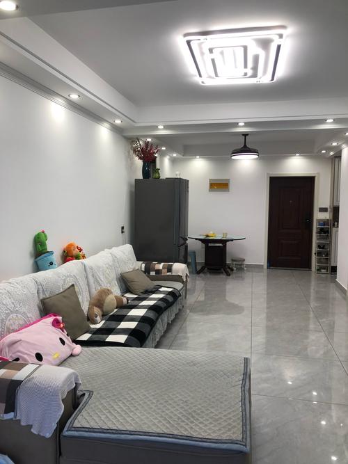 新房空荡荡的客厅等待家具进场