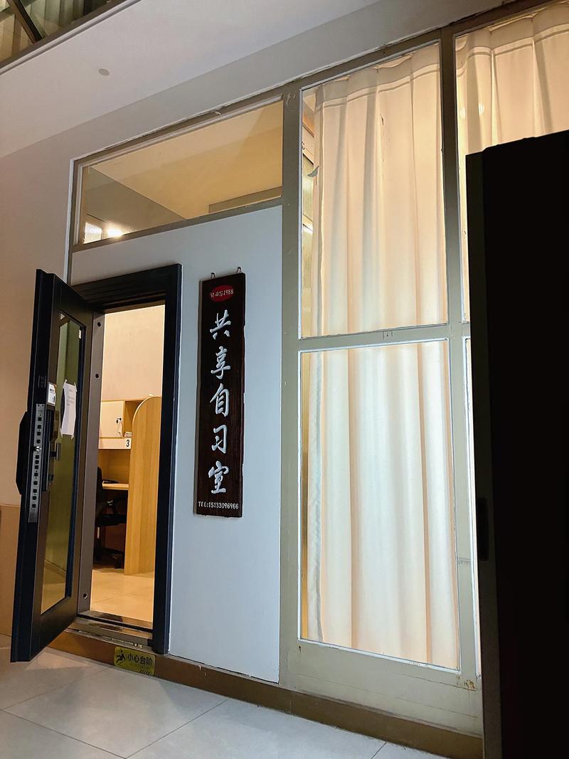 闭店清场的大学城共享自习室门口