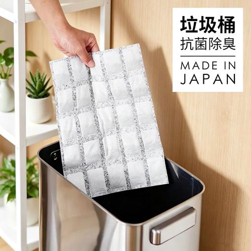 垃圾桶盖内侧塞活性炭除味布置