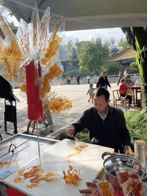 成都锦里街头糖画师傅现场做糖画