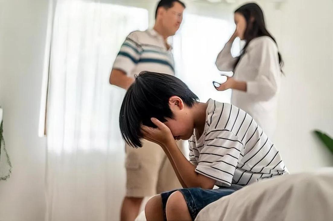 离婚家庭孩子躲在角落无助的眼神