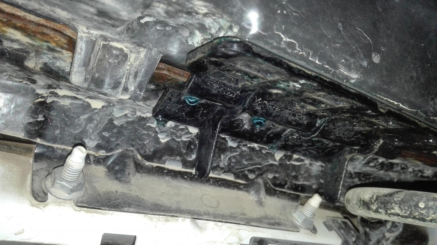 汽车机舱继电器盒老化漏水痕迹