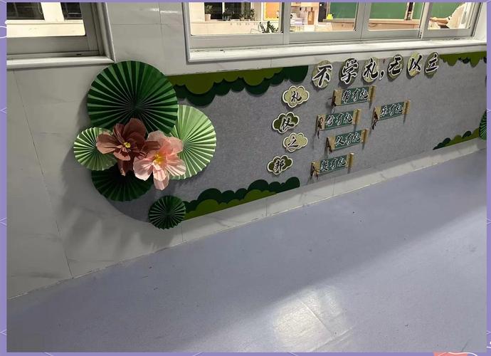 小学走廊里展示的学生自主设计竹编水杯套作品墙