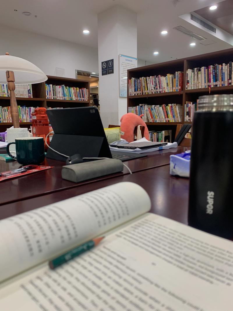 留学生深夜在图书馆啃书本实拍