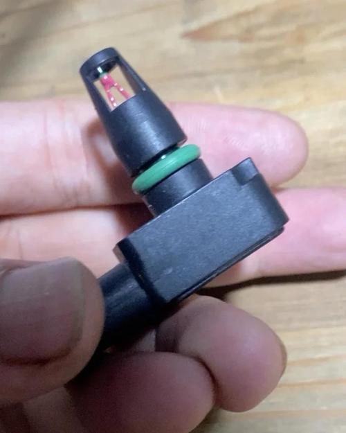 汽车进气压力传感器针脚检测实拍
