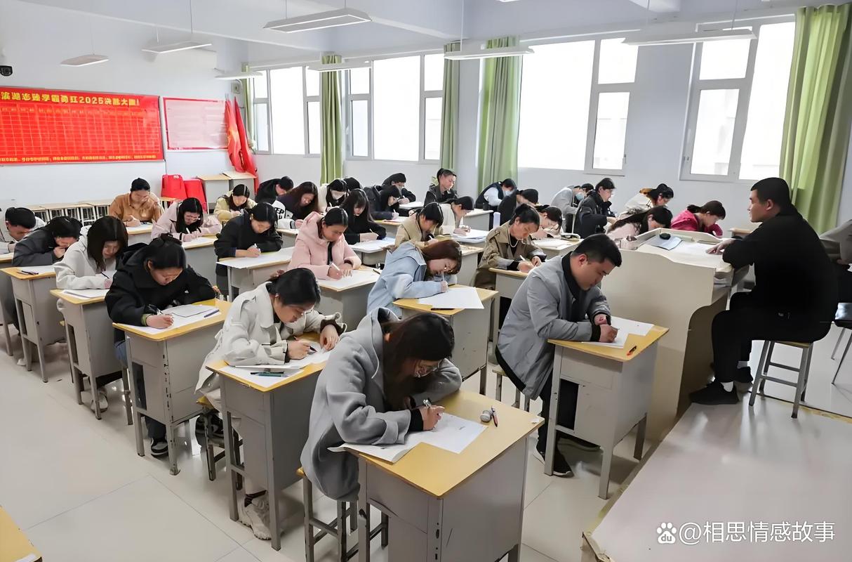 中学考场学生攥皱答题纸实拍