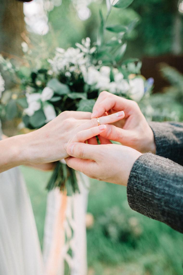 婚礼上新人互换戒指特写 温暖光线