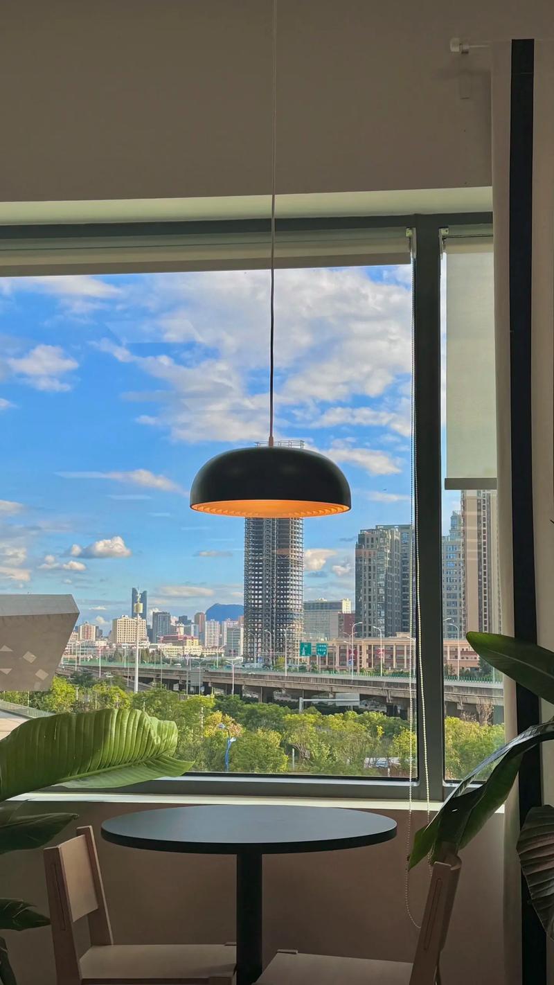 办公室干眼症患者窗边远眺实拍场景
