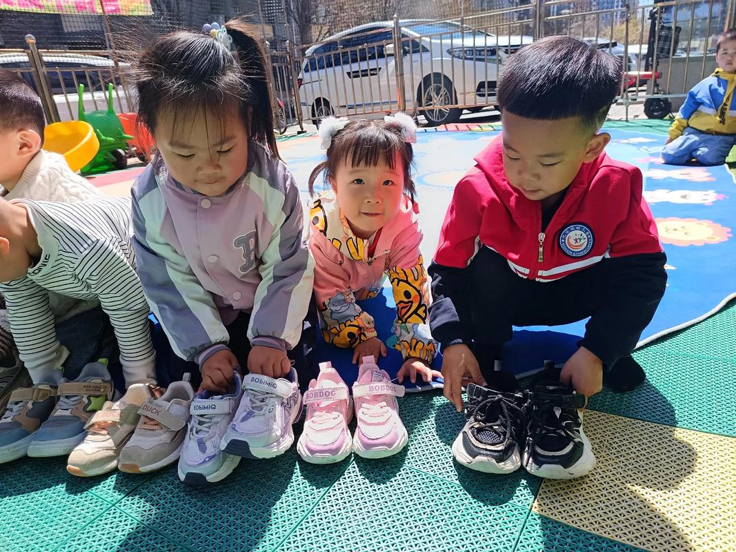 幼儿秩序敏感期排列鞋子特写照片