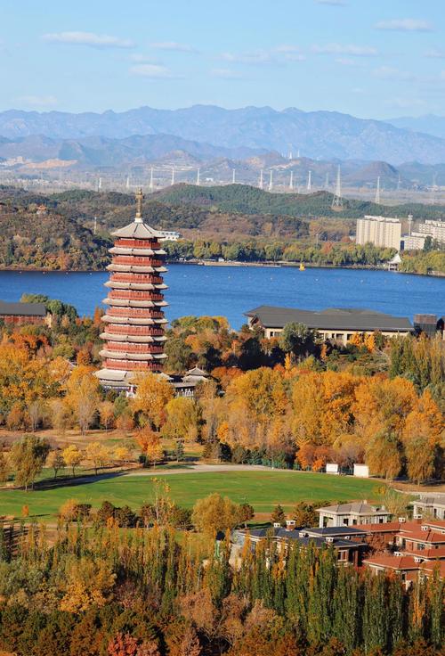 北京雁栖湖环湖骑行道秋季风景