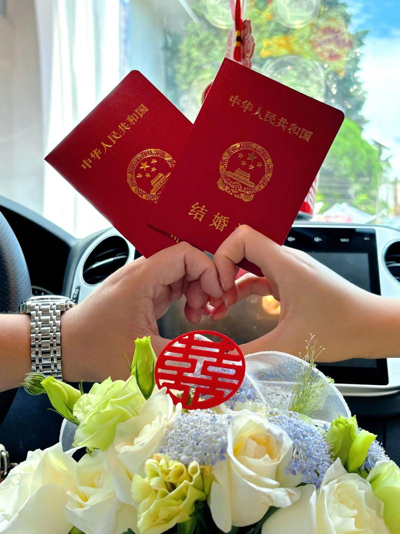 情侣共同制作婚礼时间胶囊温馨一幕