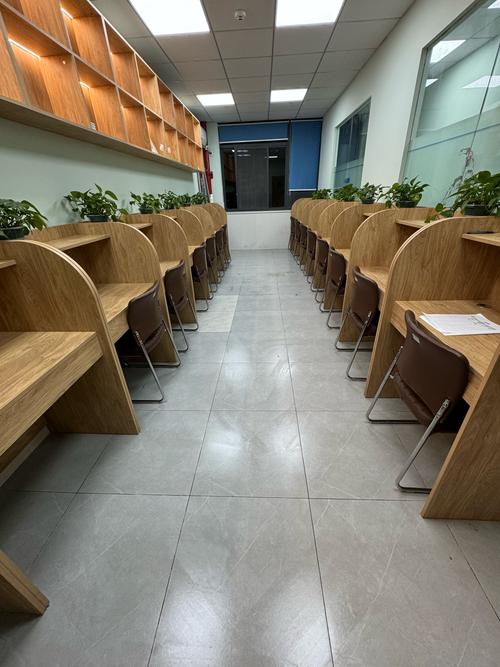 环氧地坪地面的线下父母自习室公共区域实拍