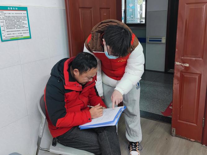 消费者填写互联网保险健康告知问卷场景图