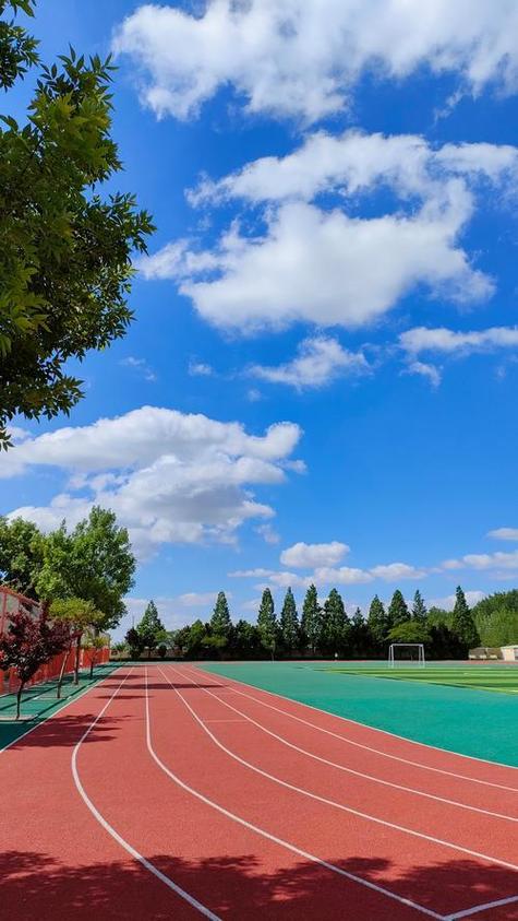 高中升学备考操场放松看日落实拍