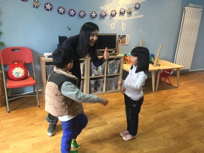 幼儿跟着外语儿歌晃身体互动场景