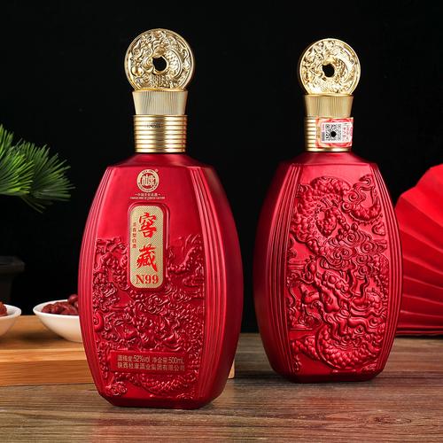 中式婚宴桌上摆放的经典水晶瓶白酒特写