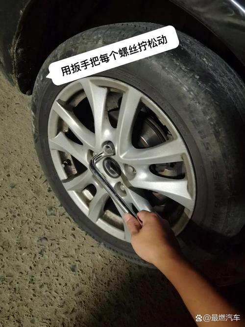 车主徒手检查汽车轮胎螺栓松动实拍