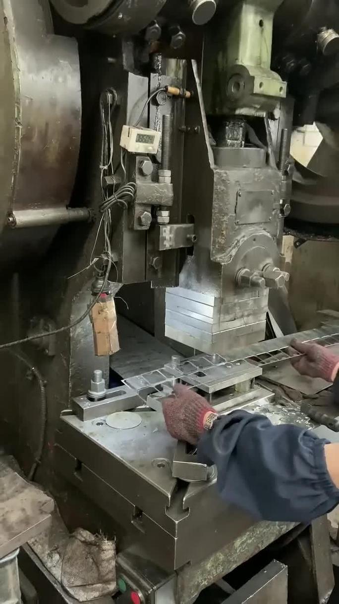 机械冲压件人工质检场景实拍