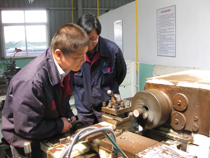 老机械师手把手教授车床操作 工业培训