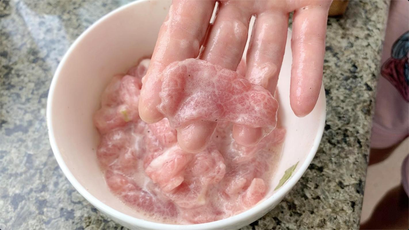 肉片腌制上浆手法特写