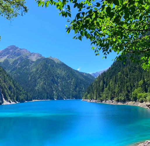 九寨沟碧蓝湖水
