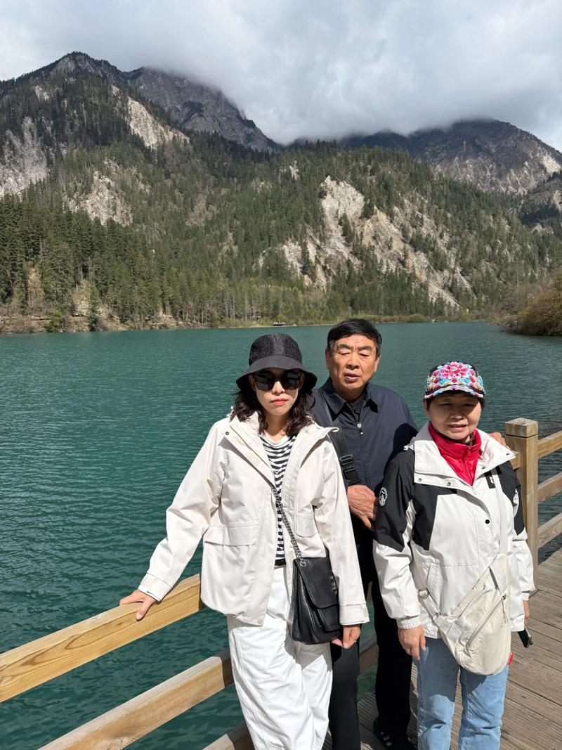 带父母旅游打卡温馨情景