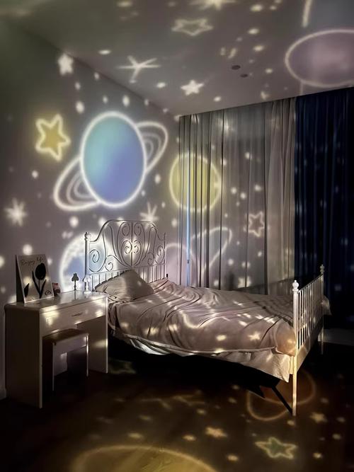儿童卧室星空夜灯暖黄光投影