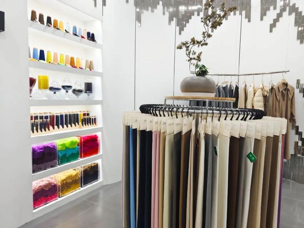 产业带商家在直播间展示自有品牌家居服面料
