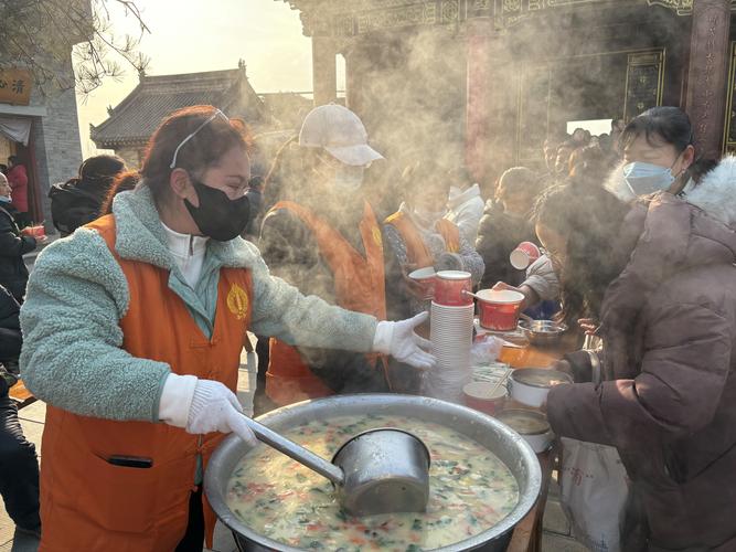 北京寺庙腊八节大铁锅熬煮腊八粥