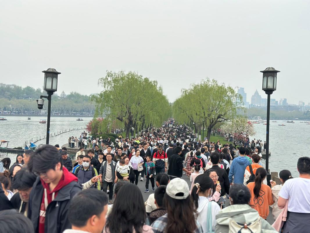 节假日人山人海的杭州西湖断桥